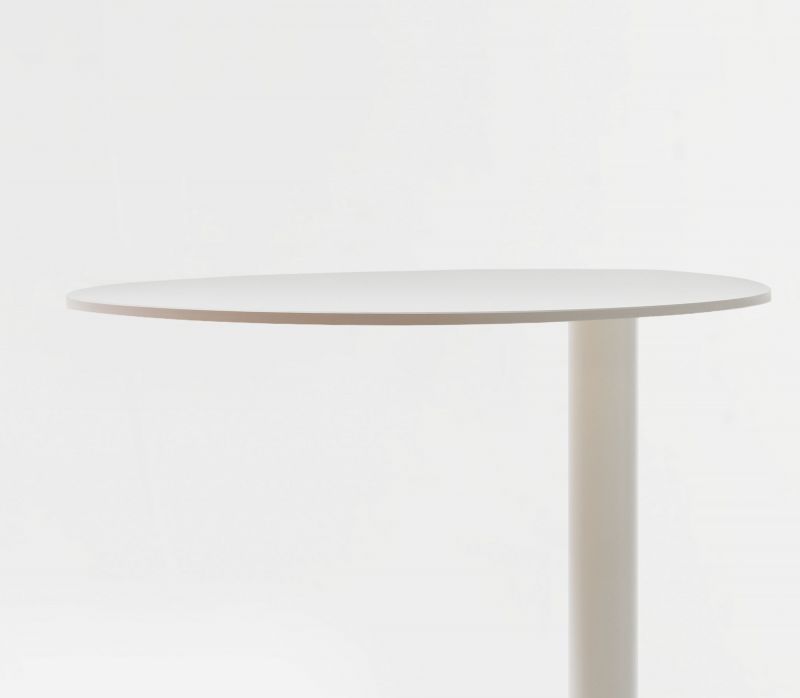 Weißer Easy Boy Beistelltisch von Segis, kleiner runder Tisch mit minimalistischem Design.